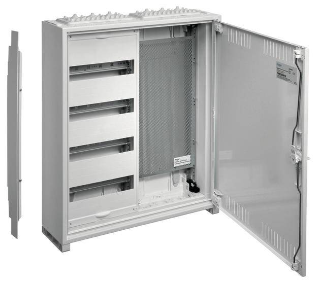 Otevřená elektronická skříň s několika přihrádkami a kabelovými přípojkami uvnitř, umístěná před šedým pozadím.