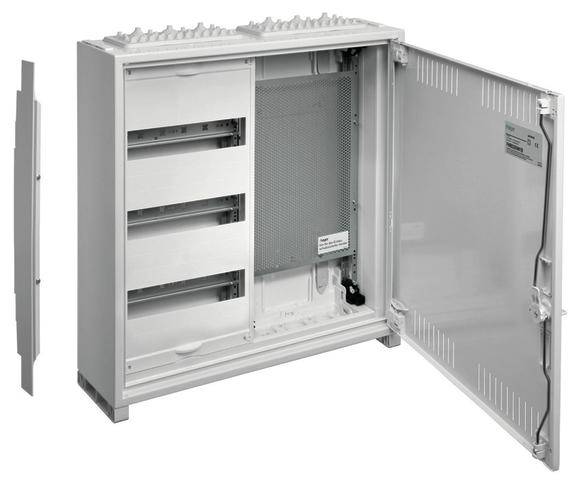 Otevřená rozvodná skříň s několika přihrádkami, vhodná pro elektroinstalace. Vyjímatelný panel je položen stranou.