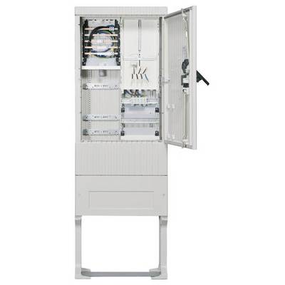 Otevřená rozvaděčová skříň s viditelným kabeláží a elektrickými komponenty uvnitř. Dvířka jsou otevřená, aby odhalila vnitřní uspořádání.
