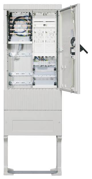 Otevřená rozvodná skříň s viditelnými kabely a elektronickými komponenty, včetně obvodů a připojení.
