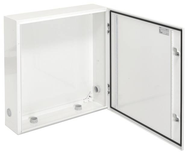 Kovový kryt s otevřenými dvířky, viditelná těsnění a různé upevňovací body. Vhodné pro elektroinstalace.