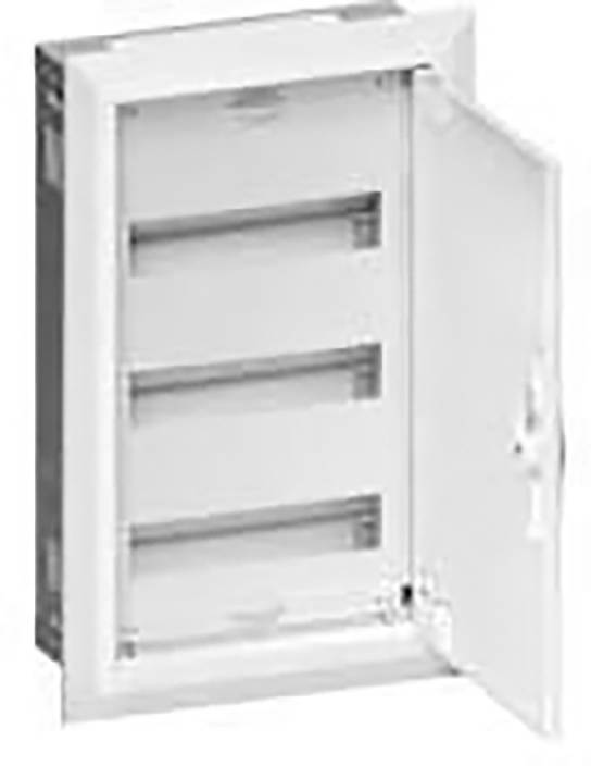 Elektrický rozvaděč s otevřenými dvířky, zobrazující tři přihrádky určené pro instalaci pojistek nebo jiných elektrických komponentů.
