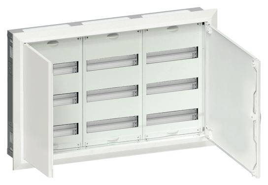Otevřený, bílý rozváděč s několika horizontálními lištami, vhodný pro elektrické instalace v budovách.