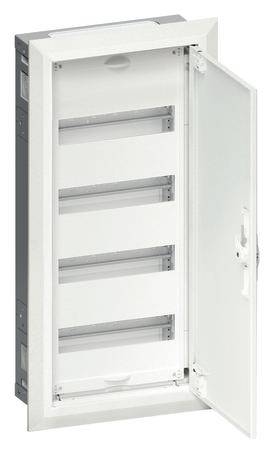 Otevřená bílá rozvodná skříň se čtyřmi volnými úrovněmi, vhodná pro umístění elektrických pojistek v budově.