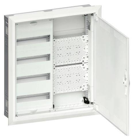 Otevřená rozvodná skříň s několika volnými přihrádkami a perforovanou zadní stěnou pro instalaci elektrických komponent.