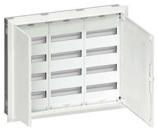 Elektrický rozvaděč s otevřenými dvoukřídlými dvířky, zobrazující několik prázdných řad pro elektrické okruhy. Nástěnná montáž, neutrální design.