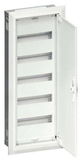 Otevřená prázdná rozvodná skříň s pěti horizontálními kolejnicemi, připevněná na bílé stěně.