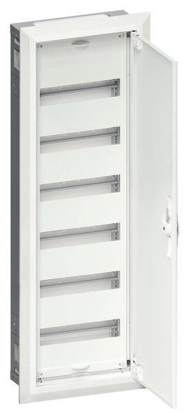 Otevřená prázdná pojistková skříň s několika řadami pro instalaci pojistek v bílém pouzdře.