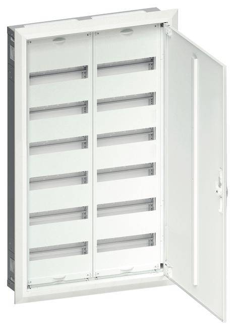 Otevřená bílá elektrická rozvodná skříň s několika řadami instalačních lišt pro elektrické komponenty, dvířka otevřená do strany.
