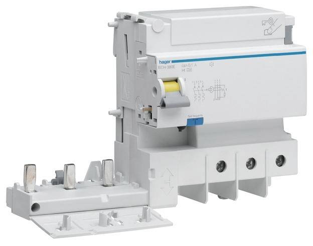 Třífázový výkonový jistič s ochranným spínačem, namontovaný. Hlavní spínač z plastu s přepínačem a přípojkami.