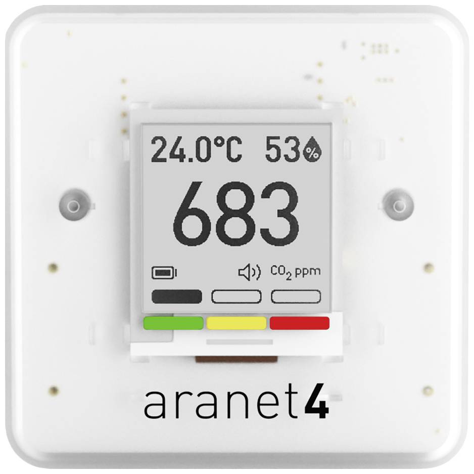 Měřicí přístroj Aranet4 zobrazuje na displeji 24,0 °C, 53 % relativní vlhkosti a 683 ppm CO2.