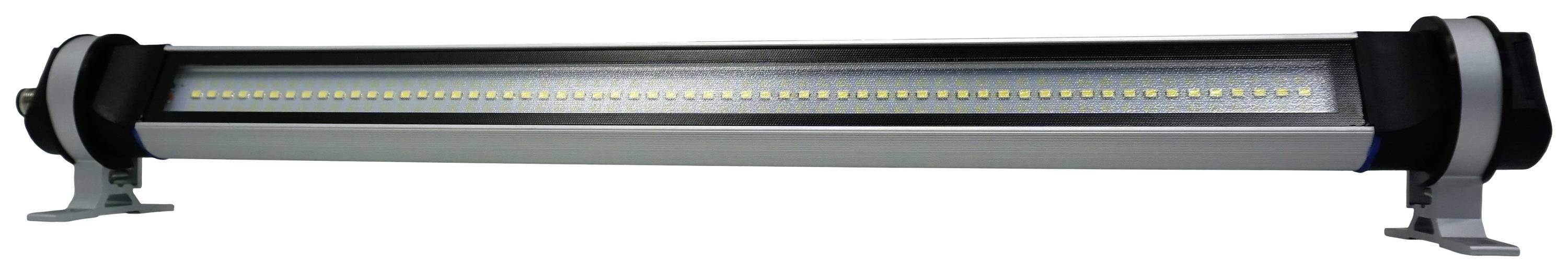 LED osvětlovací lišta v stříbrném pouzdře s řadou žlutých LED diod uprostřed, upevněná na dvou kovovách stojanech.