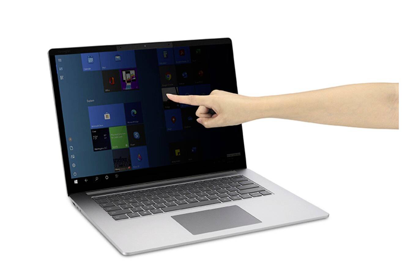 Prst ukazuje na obrazovku otevřeného laptopu, který zobrazuje úvodní nabídku systému Windows.