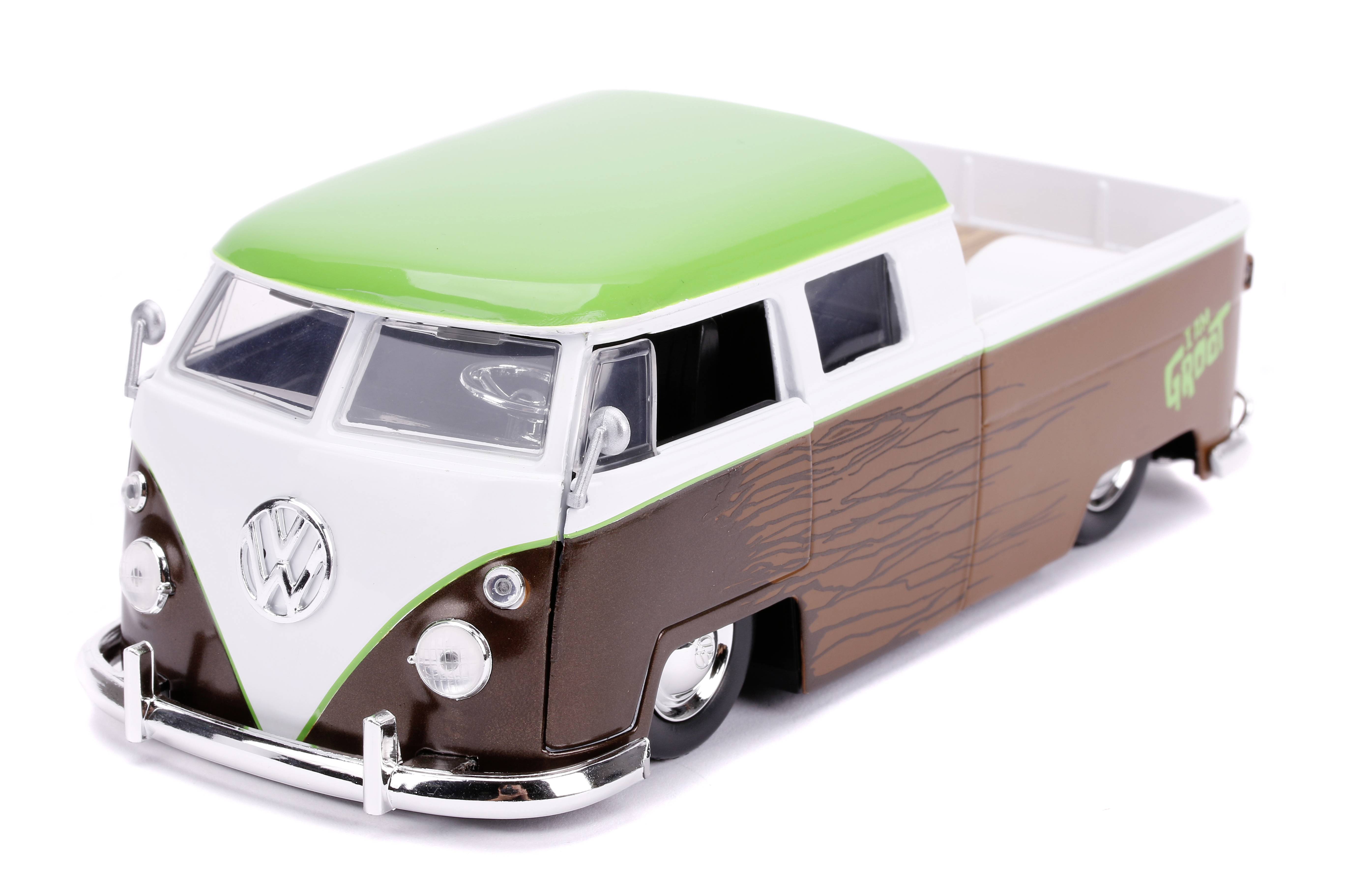 Model auta klasického VW Transporteru v zelené, bílé a hnědé barvě se zavřenými okny a sníženým podvozkem.