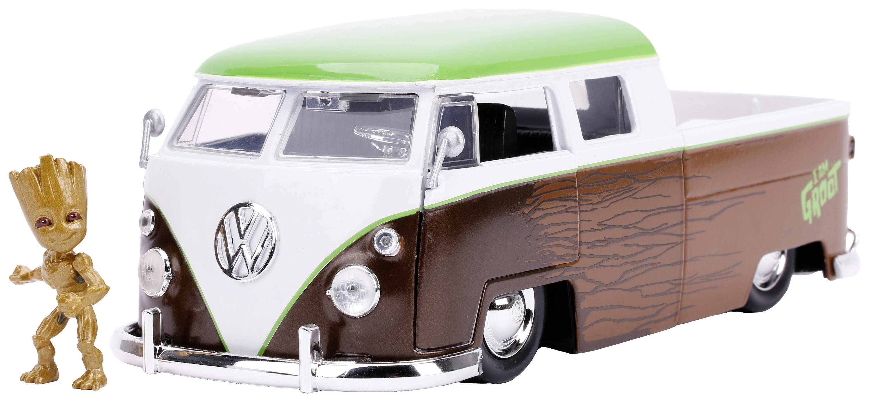 Modelové auto Volkswagenu T1 Transporter se zelenou střechou a hnědým dřevěným dekorem stojí vedle malé stromové figurky.