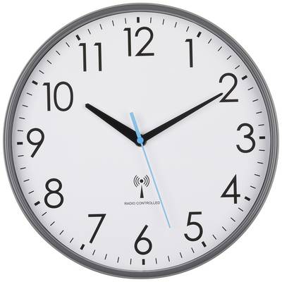 Analogové hodiny s šedým okrajem ukazují čas 14:10. Vteřinová ručka je modrá, hodinová a minutová ručka jsou černé.