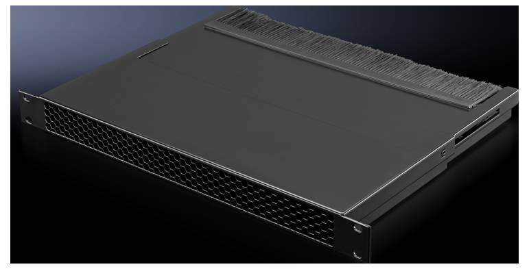 Černá, obdélníková serverová skříň s větracími mřížkami a držadly; vhodná pro montáž do racku v datových centrech.