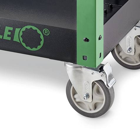 Kovový vozík se zelenou strukturou a stabilními koly, vhodný pro přepravu těžkých předmětů v průmyslovém prostředí.