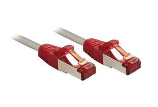 Dva červené ethernetové konektorové zástrčky zobrazené zepředu ukazují připojovací výstupy.