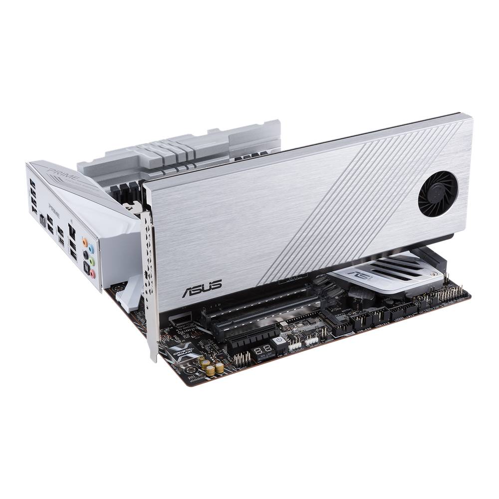 Stříbrná grafická karta ASUS s černým ventilátorem je nainstalovaná na základní desce. Karta má moderní, minimalistický design.
