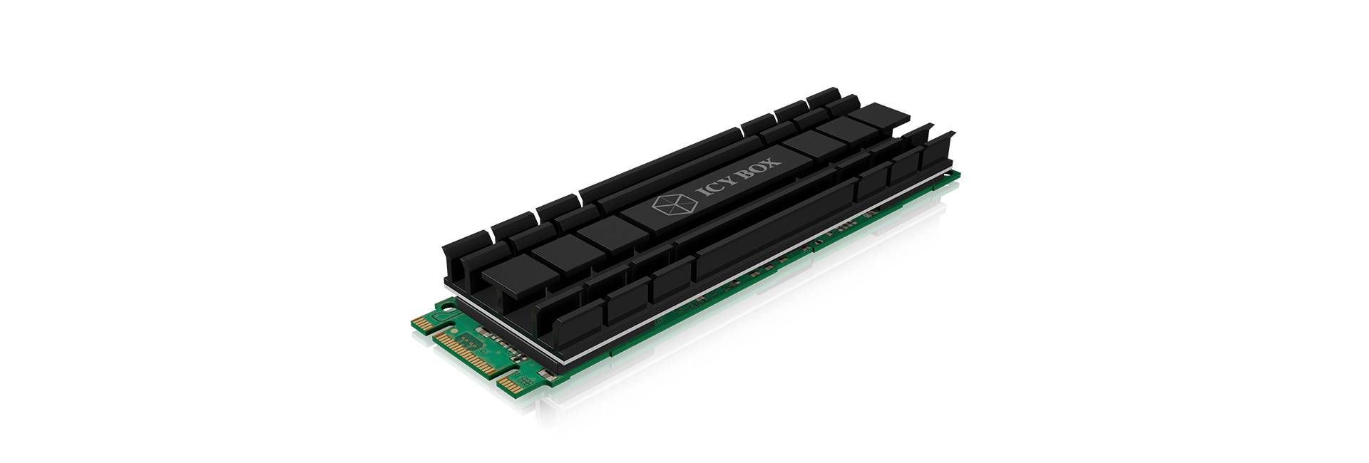 Elektronický modul s černými chladiči namontovanými na zelené desce plošných spojů. Pravděpodobně paměťová karta nebo komponenta SSD.