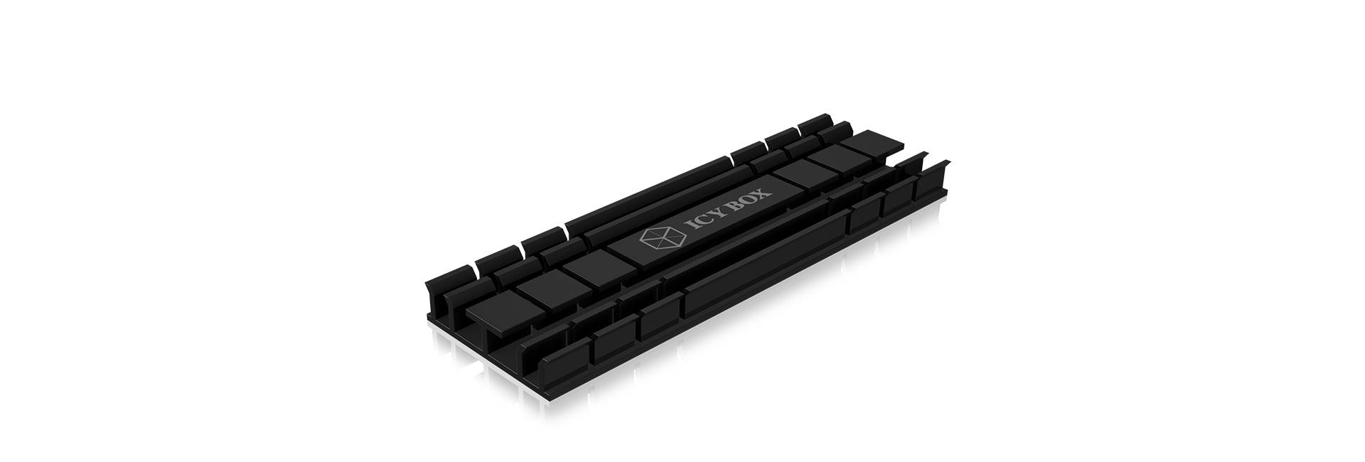 Černý chladič s nápisem 'VIC SATA', optimalizovaný pro chlazení SATA SSD disků, leží na reflexní ploše.