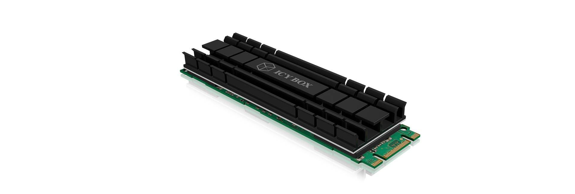 Černý SSD disk s chladičem, ležící na bílém pozadí.