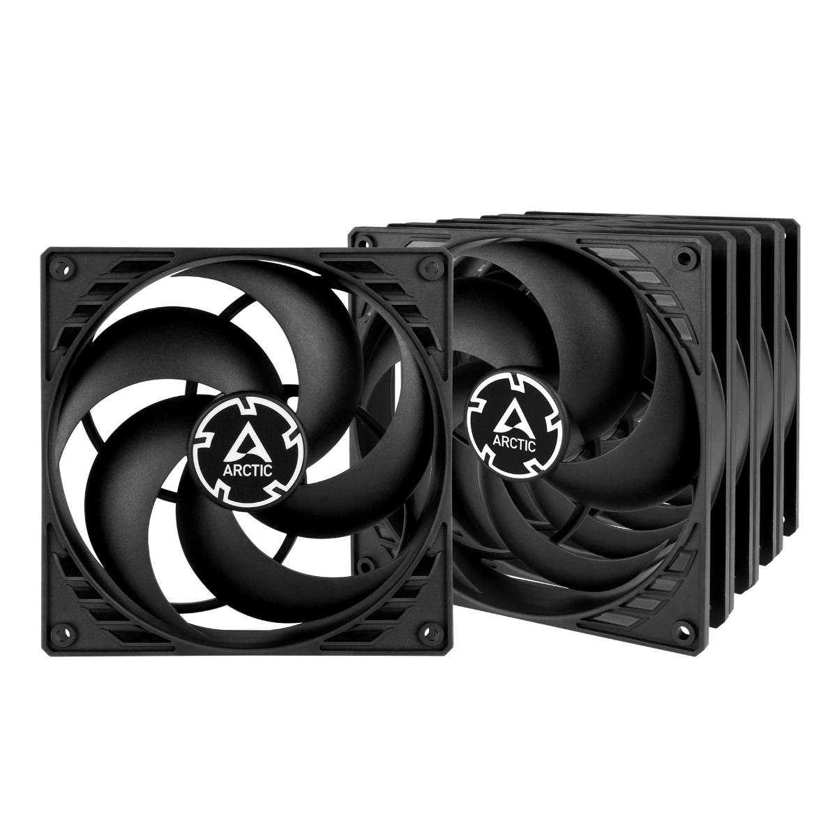 Černé počítačové ventilátory od Arcticu, čtyři kusy naskládané ve dvou řadách, ukazují firemní logo uprostřed ventilátoru.