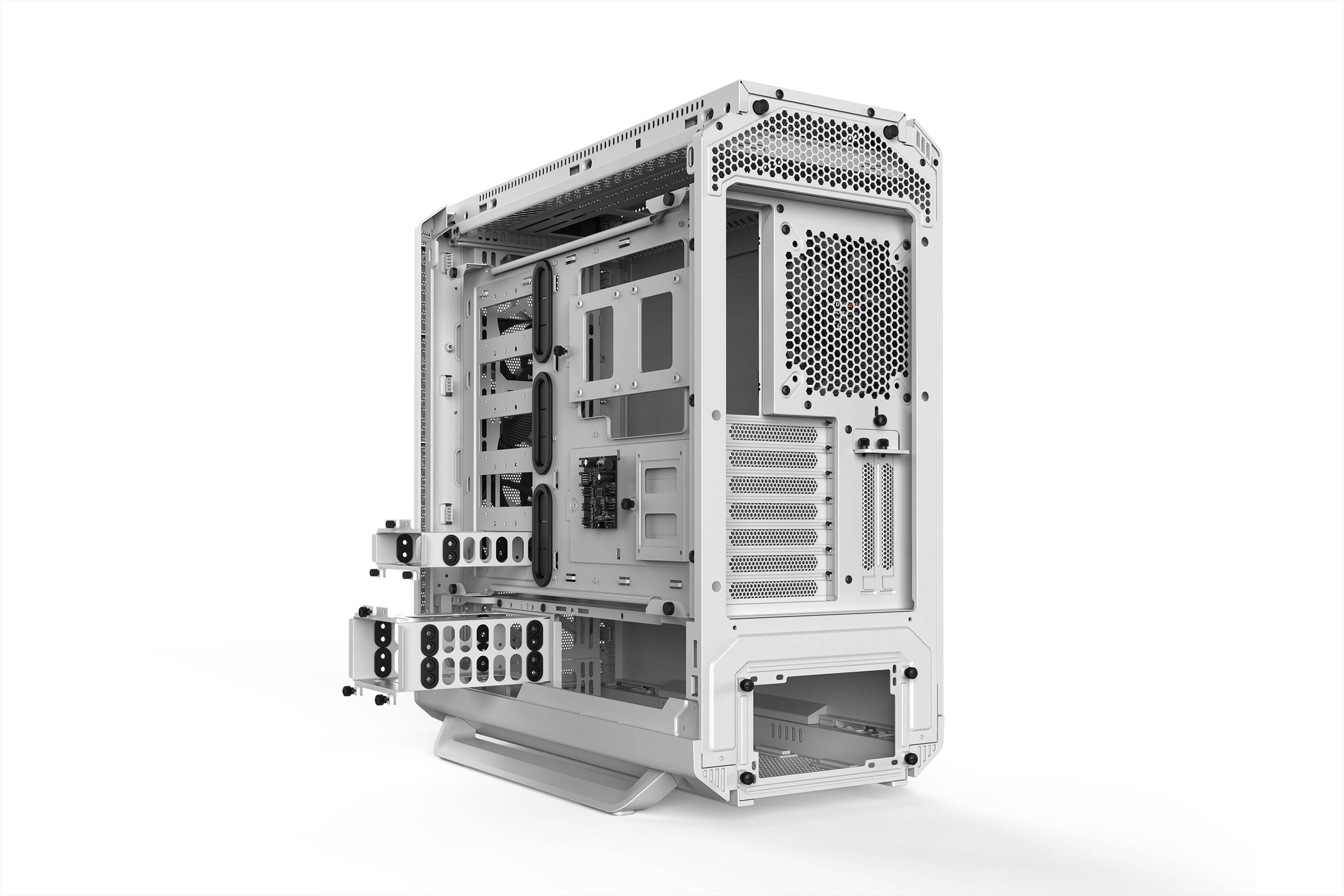 Otevřená bílá PC skříň s viditelnými šachtami a větracími mřížkami, připravená na instalaci počítačových komponent.