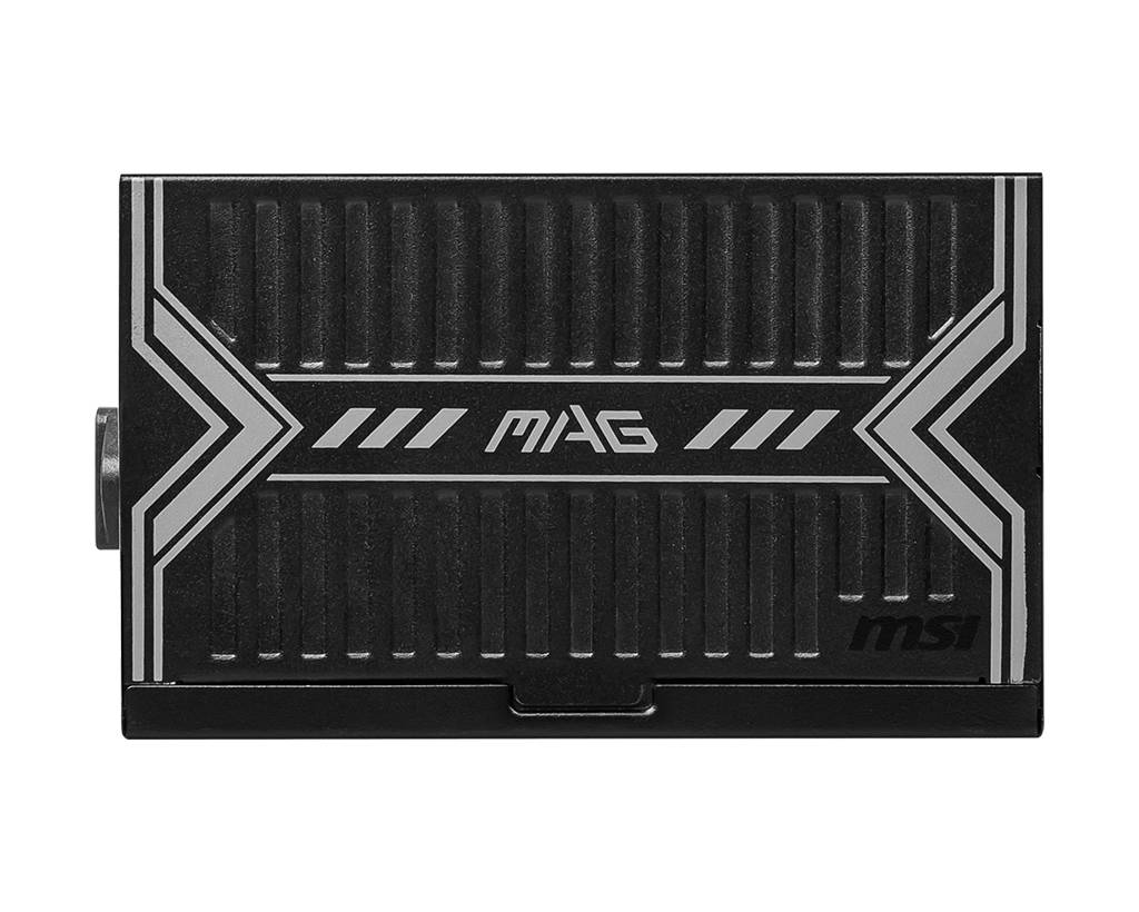 Obdélníková, černá síťová napájecí jednotka MSI MAG s stříbrnými designovými prvky a větracími mřížkami.
