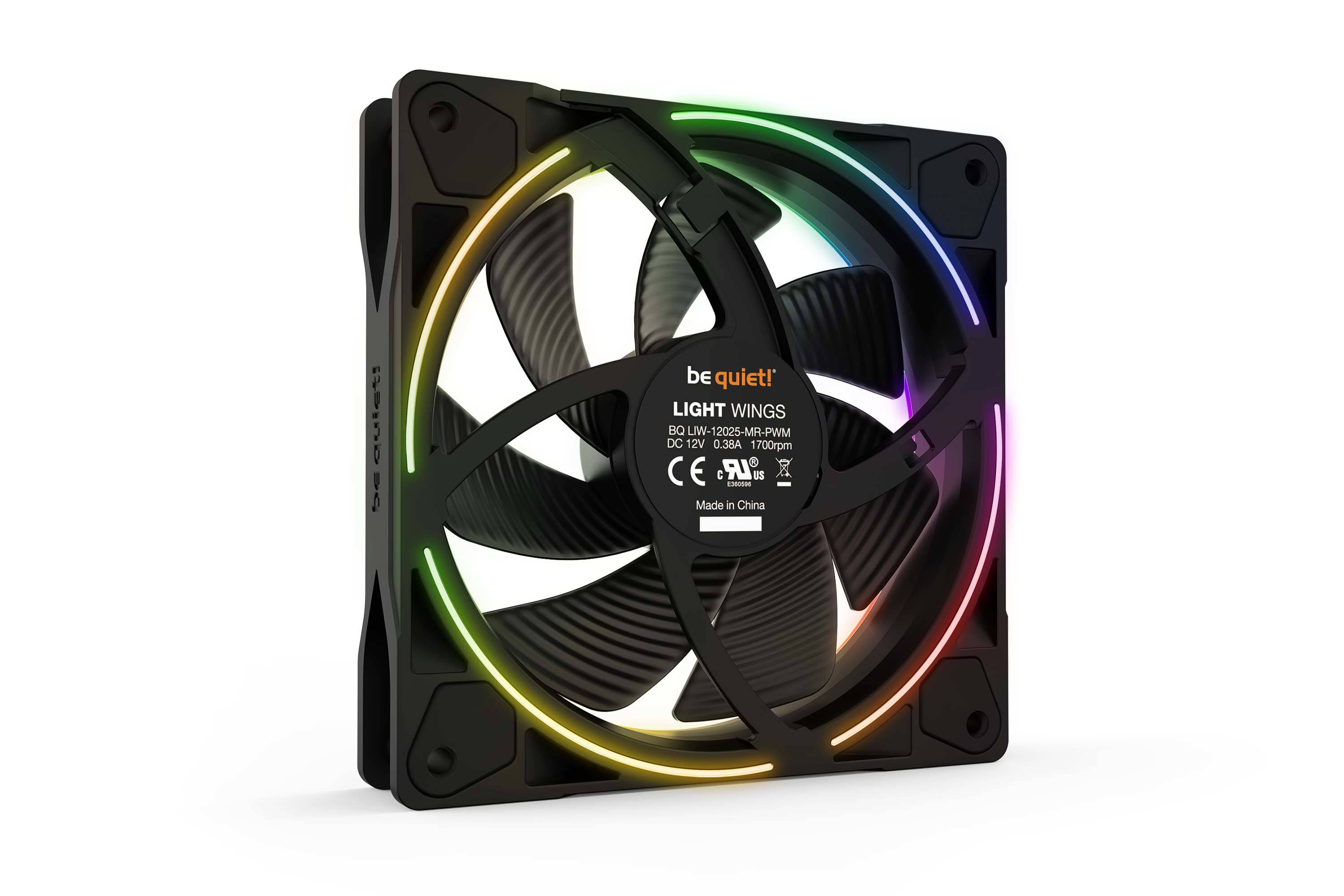 Počítačový ventilátor značky 'be quiet!' s osvětlením RGB diod zobrazuje logo značky a technické specifikace na zadní straně.