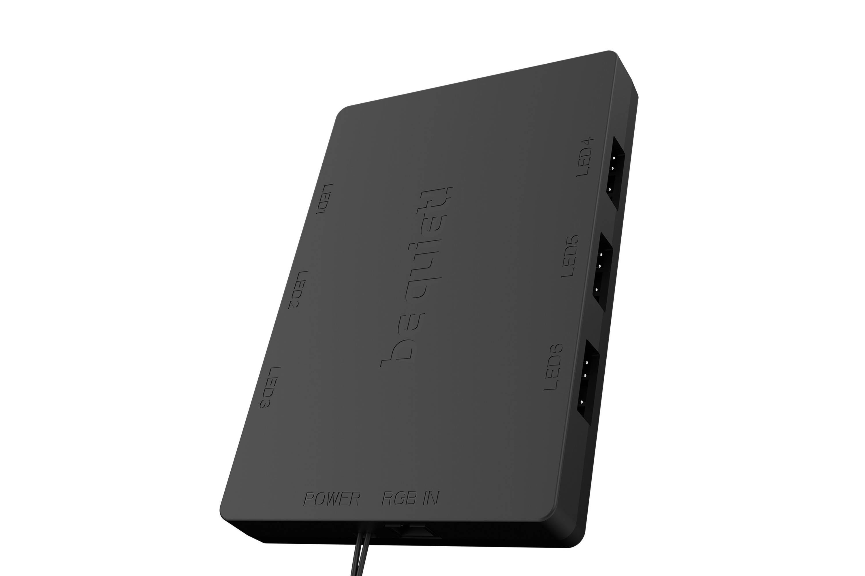 Černý, obdélníkový rozbočovač s několika konektory na straně, označený nápisem 'be quiet! Power, RGB In, LED1-6'.