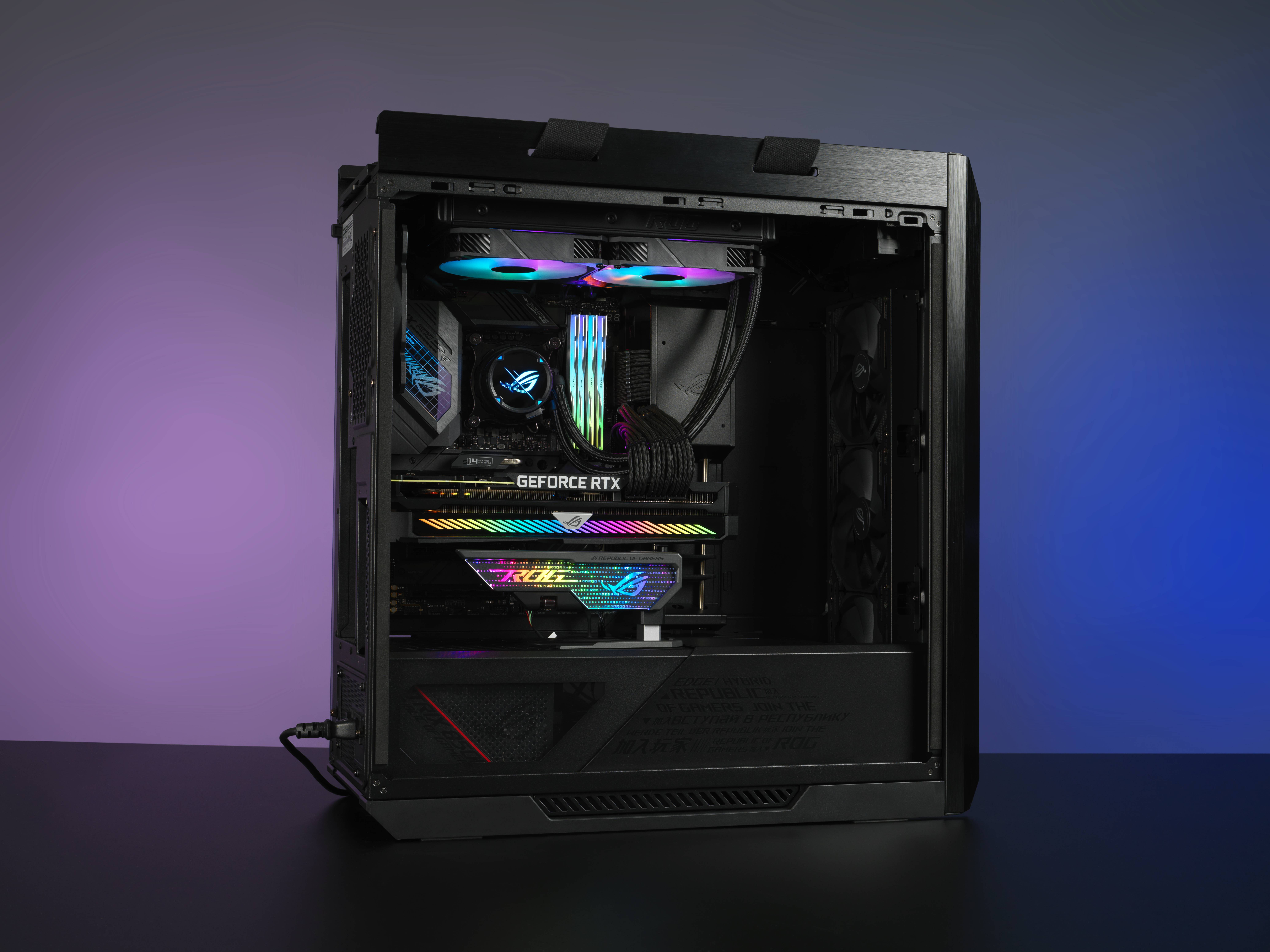 Otevřený počítač ukazuje grafickou kartu s RGB podsvícením a ventilátory nainstalované v moderní skříni.
