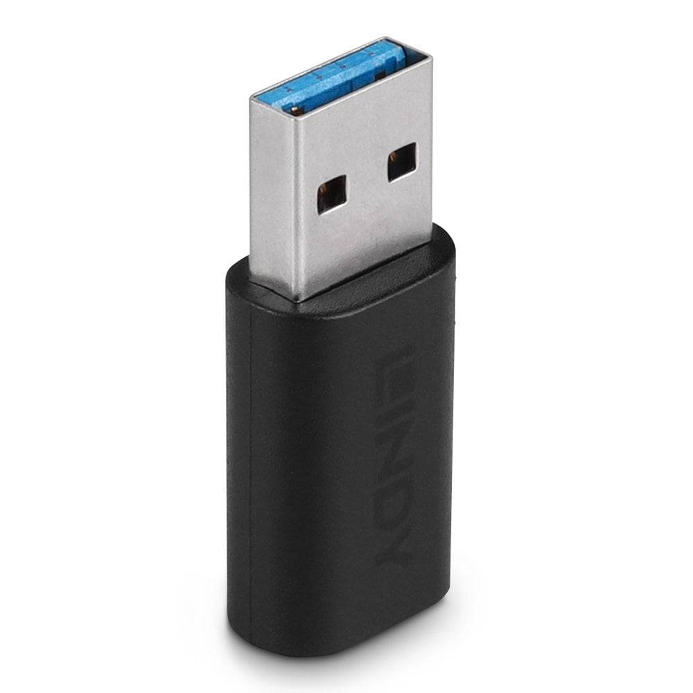 Černý USB 3.0 adaptér s modrým konektorem, zobrazený vertikálně.