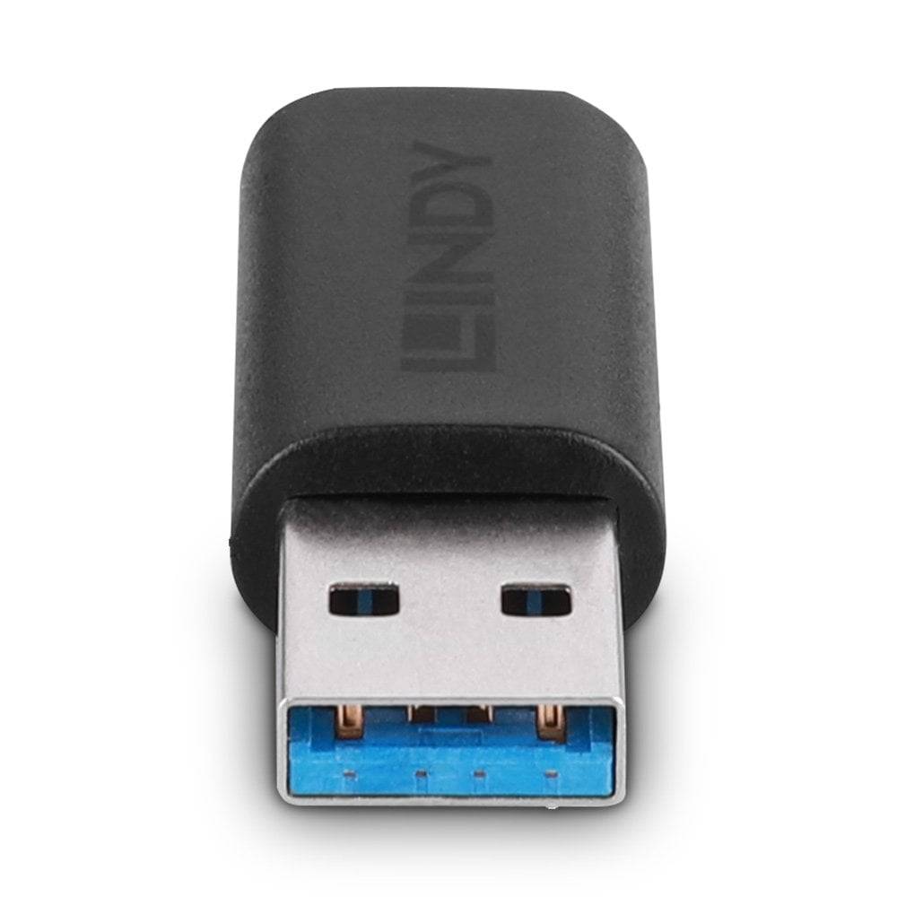 Černý USB adaptér s modrým USB 3.0 konektorem pohledem shora. Na těle adaptéru je uveden název značky 'LINDY'.