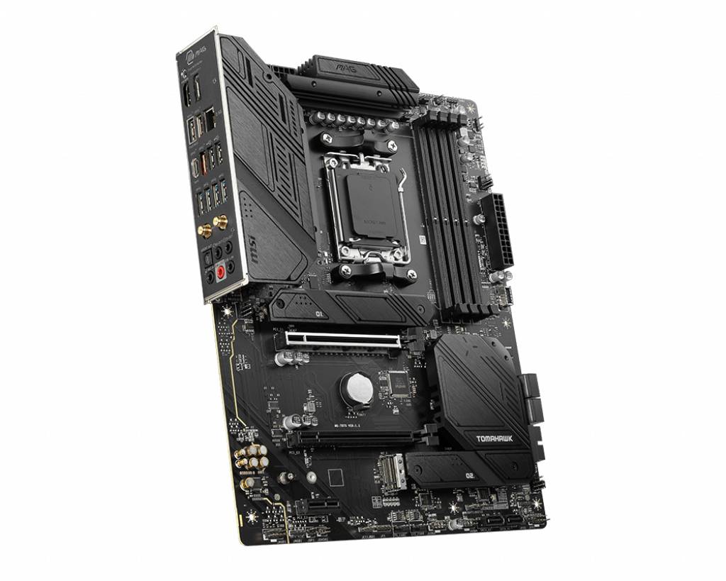 Černá počítačová základní deska s patkou pro CPU, sloты pro operační paměť, různými konektory a logem MSI. Zobrazeno z šikmého úhlu.
