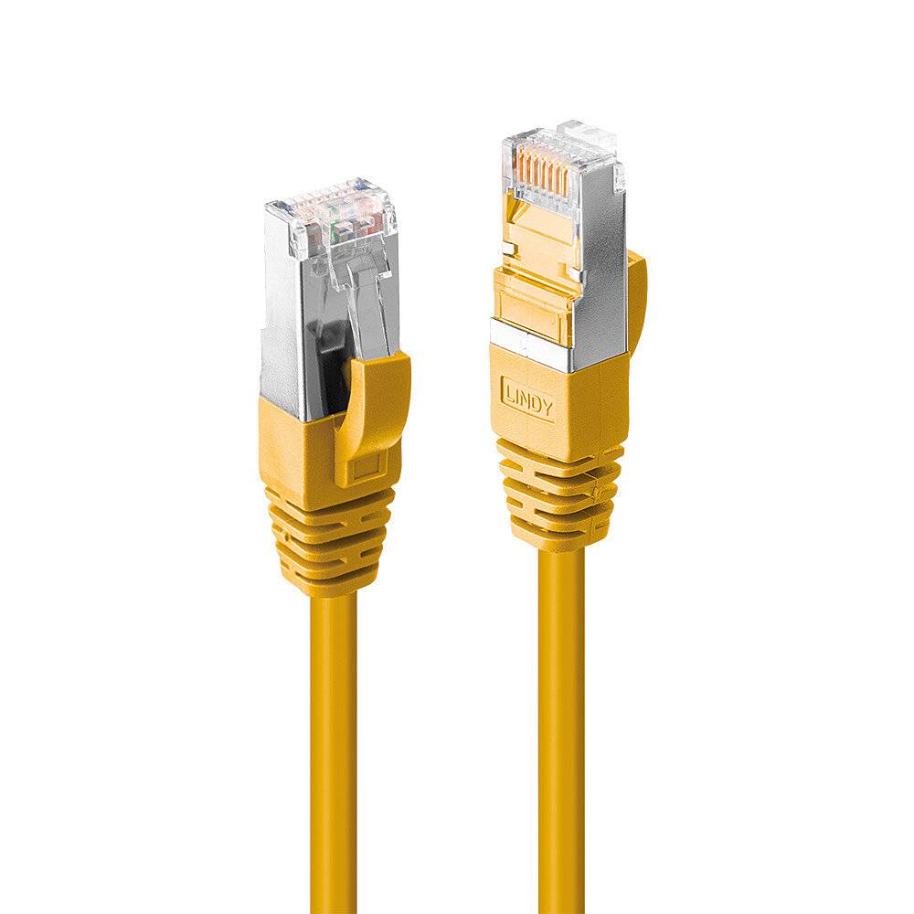 Dva žluté ethernetové kabely s stíněnými konektory RJ45, které se používají pro propojení zařízení v počítačových sítích.