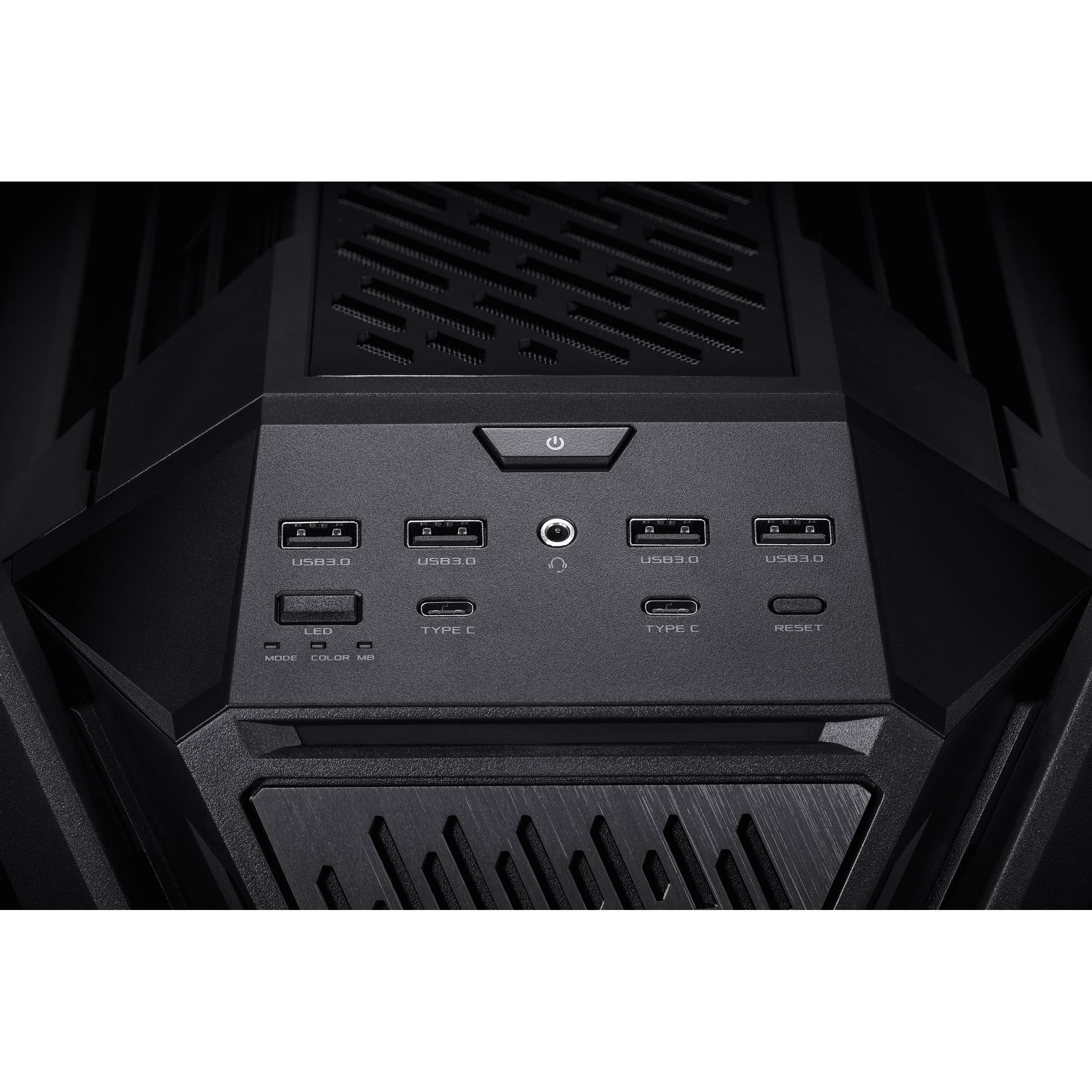 Pohled shora na počítačovou skříň s několika USB porty, včetně USB 3.0 a USB Typ-C, a také tlačítky napájení a resetování.