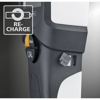 Detailní záběr černobílého zařízení s USB portem a oranžovým kalibračním tlačítkem označeným "RE-CHARGE"