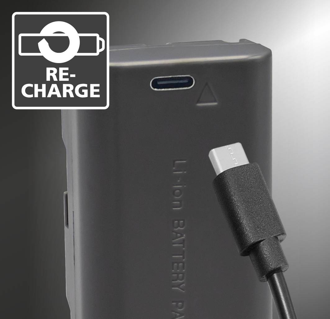 Nabíječka je zapojena do lithium-iontové baterie, vlevo nahoře je symbol 'RE-CHARGE', který signalizuje, že probíhá nabíjení.