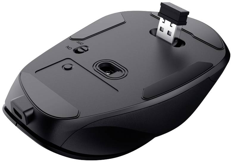 Spodní strana černé počítačové myši s viditelným USB přijímačem v přihrádce. Ukazuje polohu spínače a senzoru.