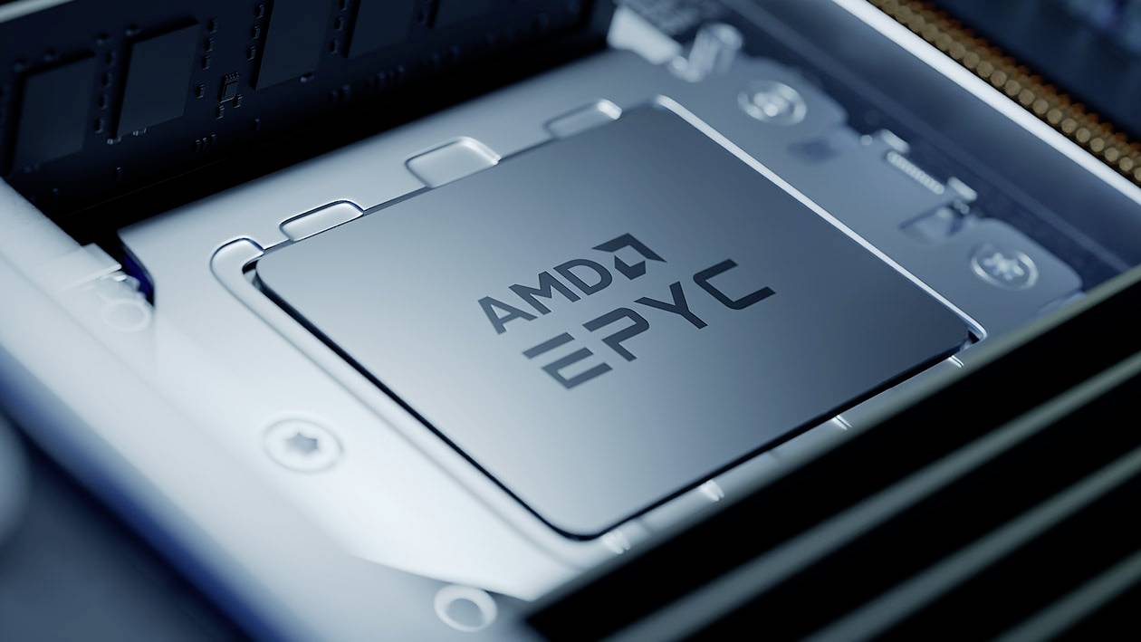 Detailní záběr procesoru AMD EPYC umístěného na základní desce počítače, používaného v datovém centru nebo vysoce výkonném počítačovém systému.