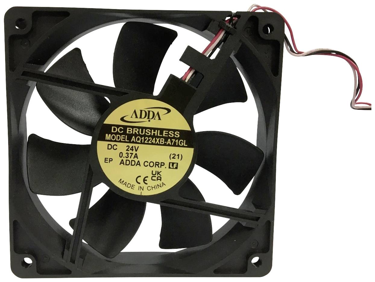 Černý počítačový ventilátor se 7 lopatkami rotoru. Na štítku je napsáno 'ADDA', model AQ1224XB-A71GL, 24V, 0,37A.