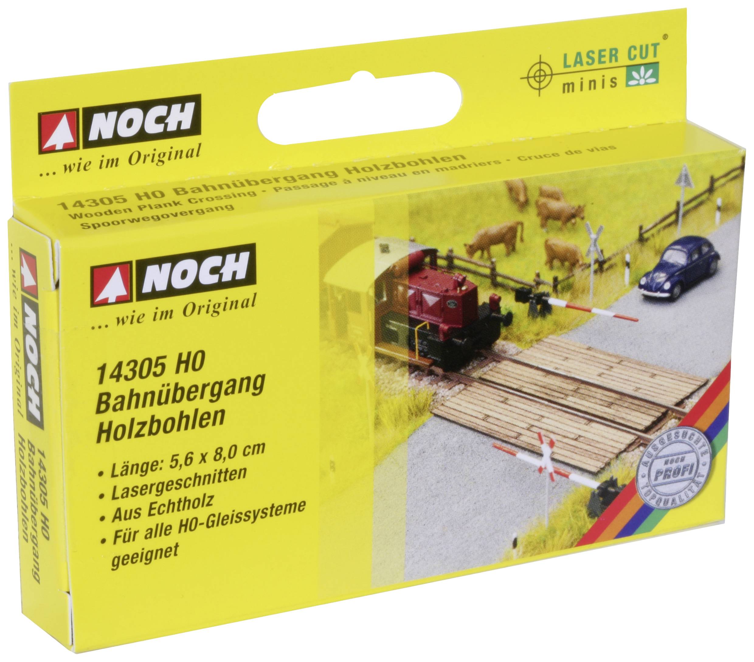 Balení železničního přejezdu pro modelovou železnici HO s dřevěnými deskami. Zobrazuje model železniční tratě s dřevěným můstkem a vozidly na louce.