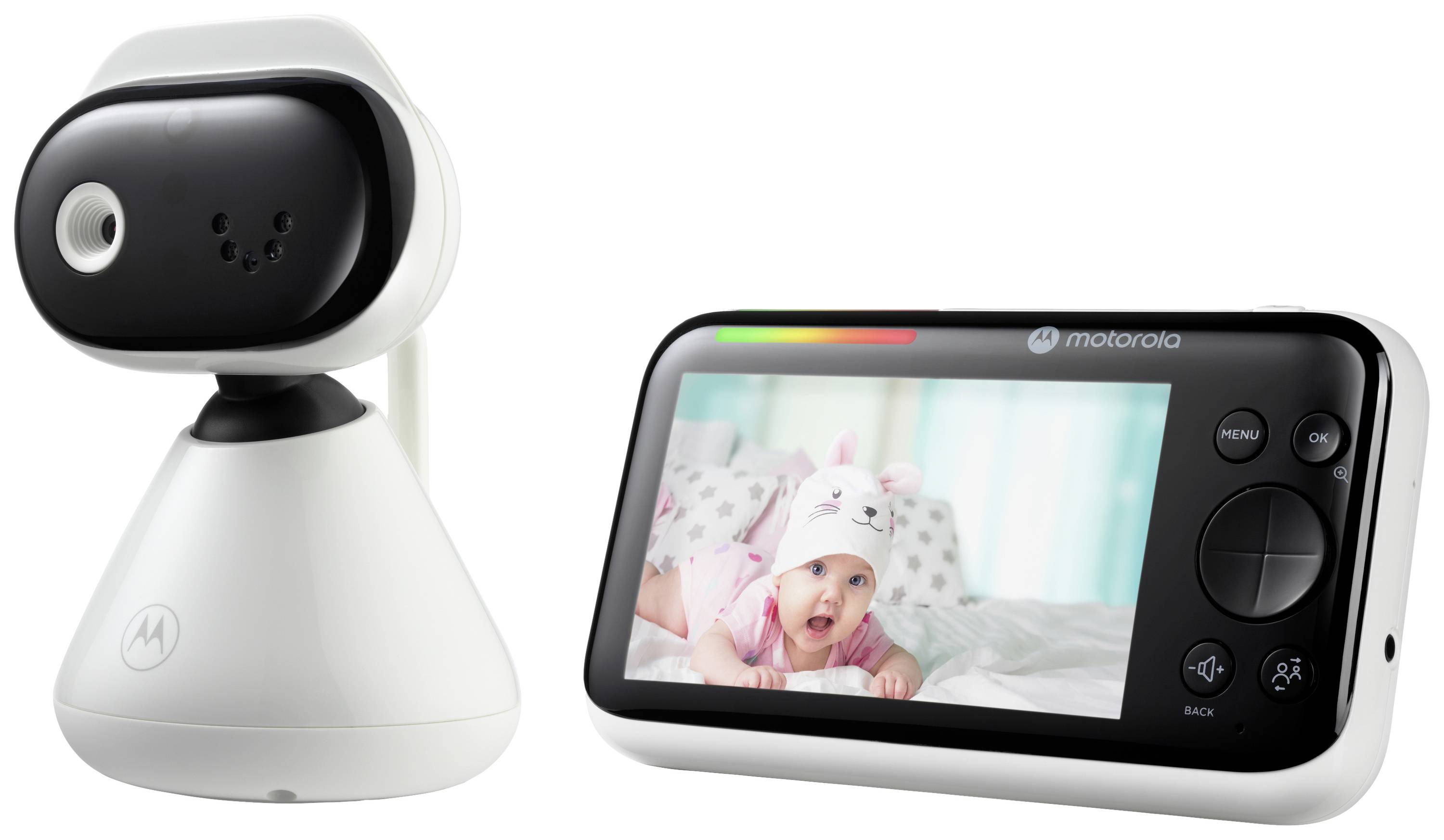 Dětská chůvička s kamerou a monitorem. Kamera je umístěna ve vzpřímené poloze. Na monitoru je vidět smějící se miminko v zaječí čepičce.