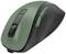 Bezdrátová zelená počítačová myš s kolečkem pro posun a dvěma dodatečnými postranními tlačítky, ležící na bílém povrchu.