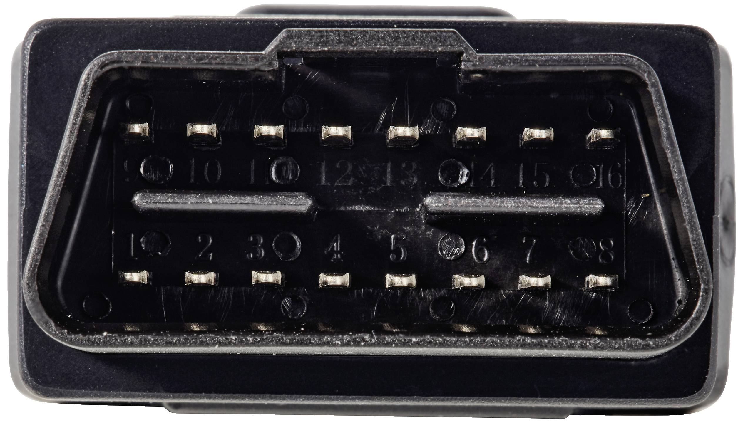 Konektor s šestnácti kovovými kolíky v černém obdélníkovém pouzdře, pravděpodobně určený pro elektronické propojení ve vozidlech.
