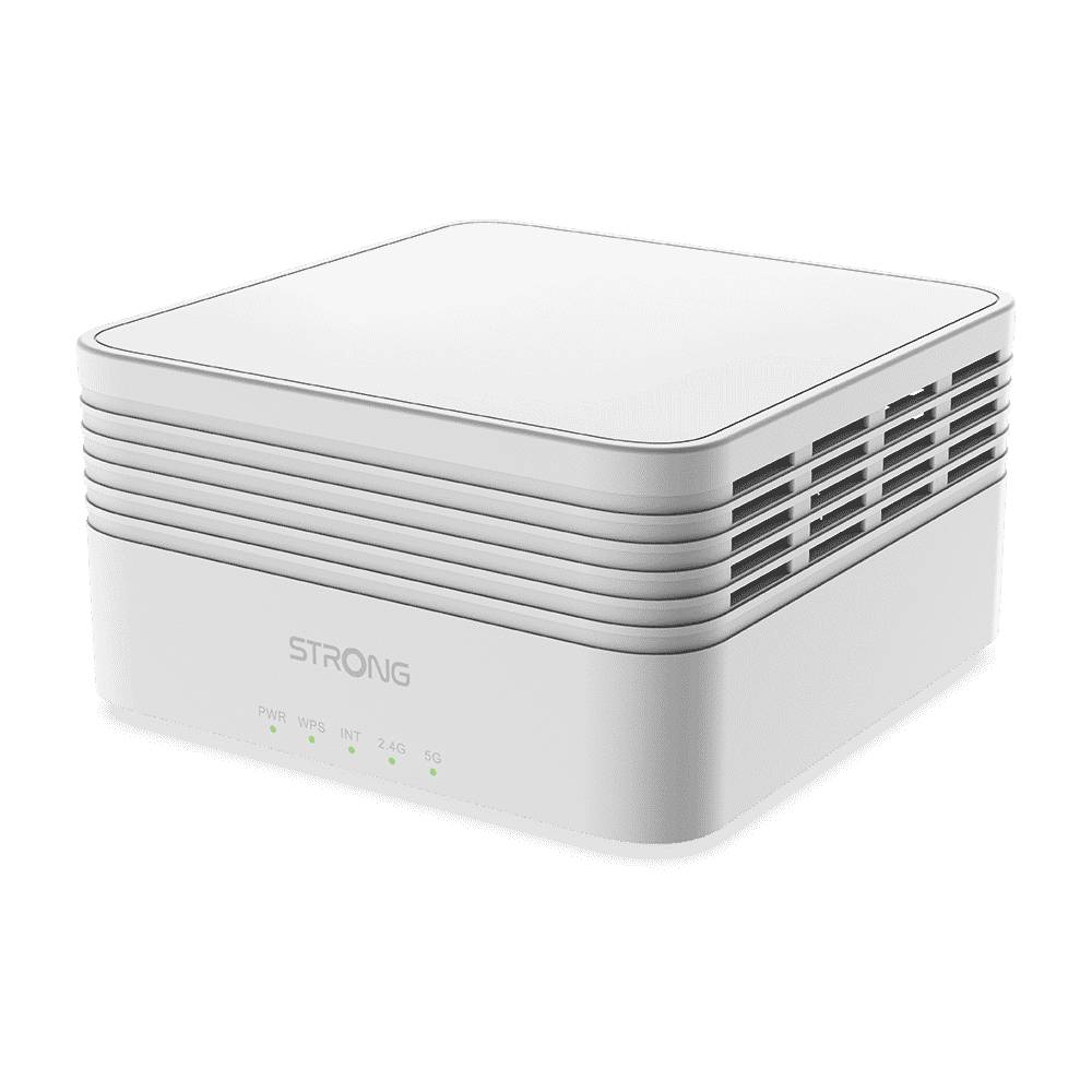 Bílý WiFi router s čtvercovým designem, několika větracími otvory a názvem značky 'STRONG' na přední straně.