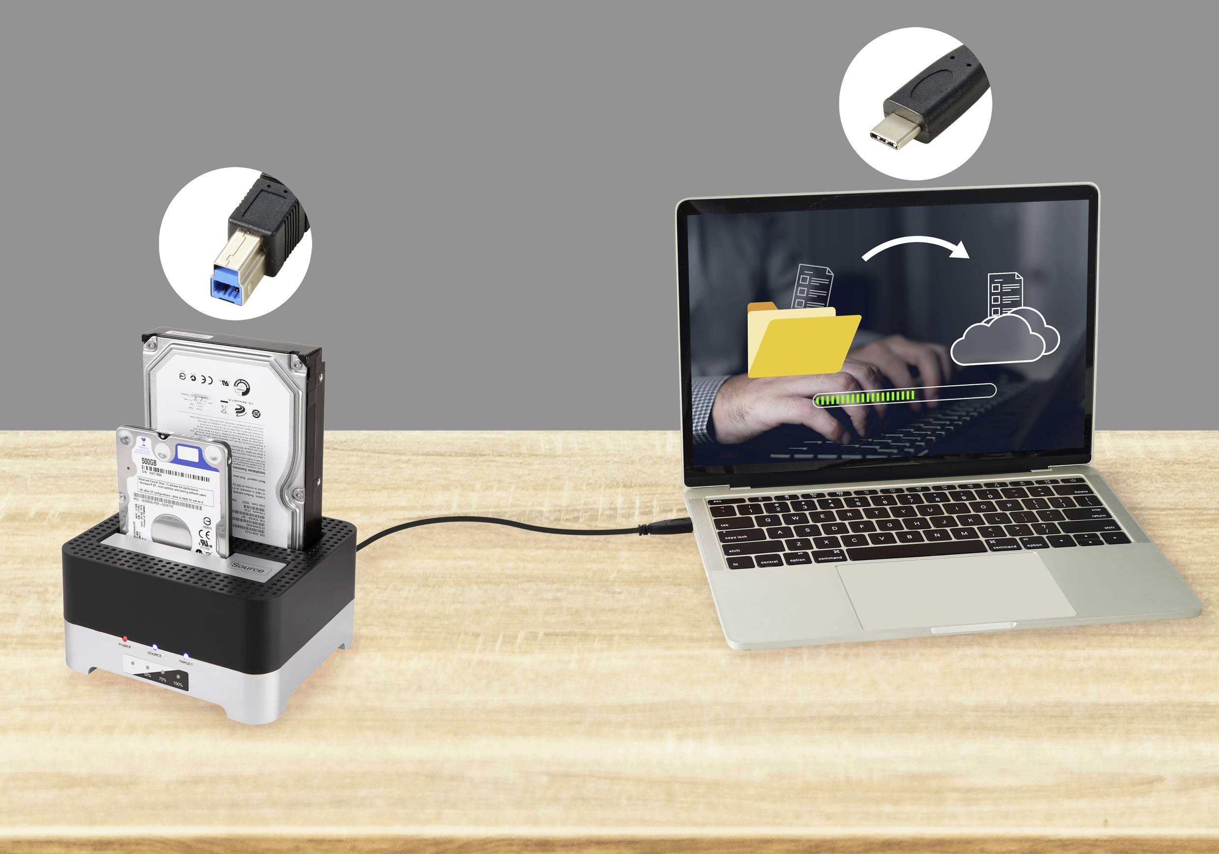 Externí pevný disk a dokovací stanice připojené přes USB k notebooku. Obrazovka zobrazuje přenos dat ze složky do cloudu.
