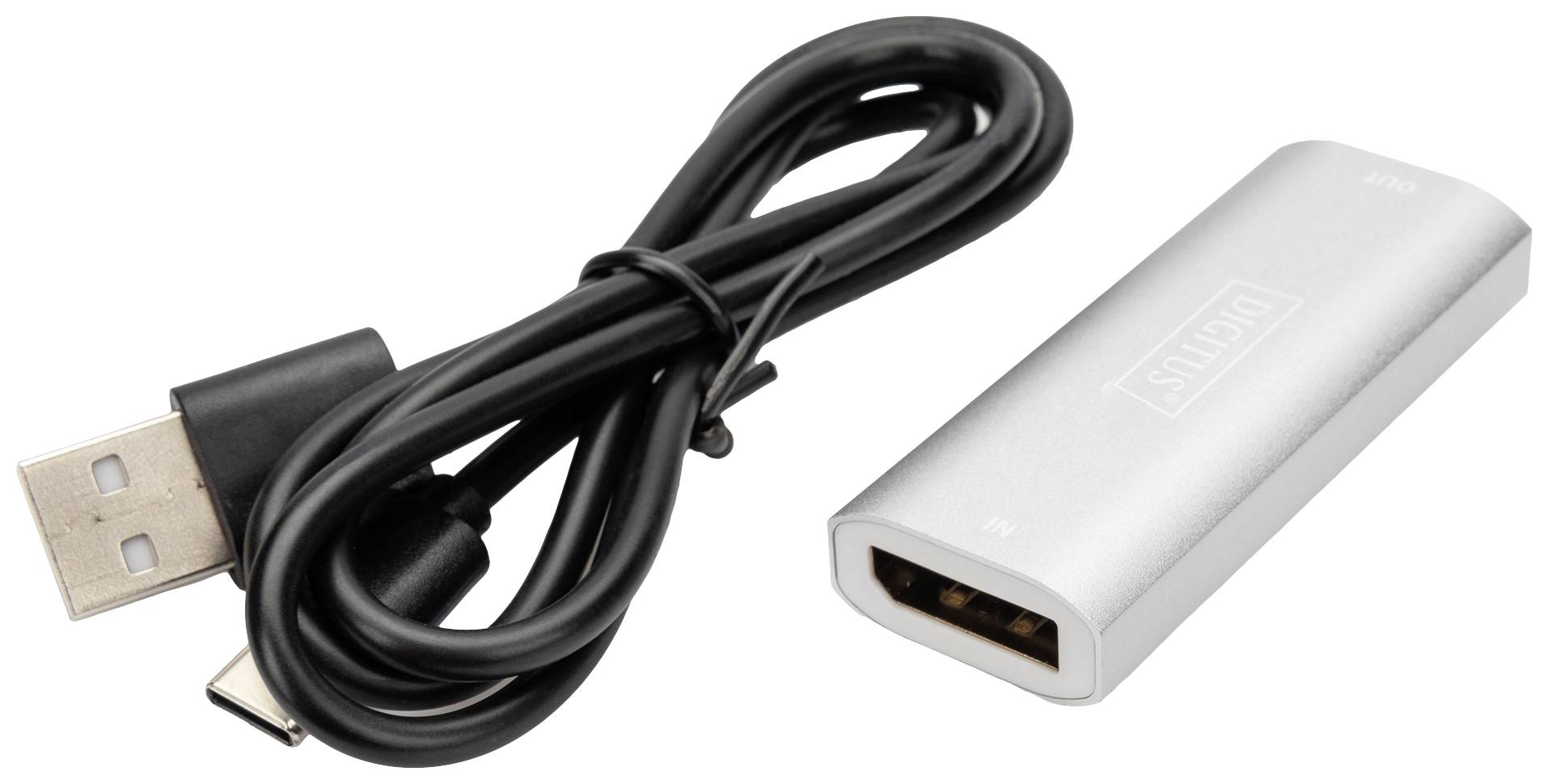 Stříbrný USB-C adaptér vedle černého USB kabelu. Adaptér má USB-C port a slouží k propojení zařízení.